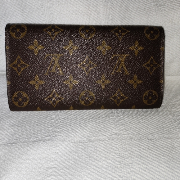Luis Vuitton Sarah Wallet - Picture 2 of 10